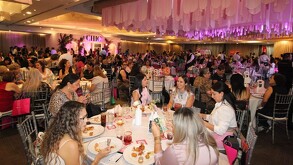 Mesas de juegos con invitados mientras están cenando en el evento de Chic Magazine con Fundación Multimedios y Milenio.