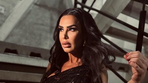 En la foto aparece Lis Vega con un atuendo en negro con brillos.