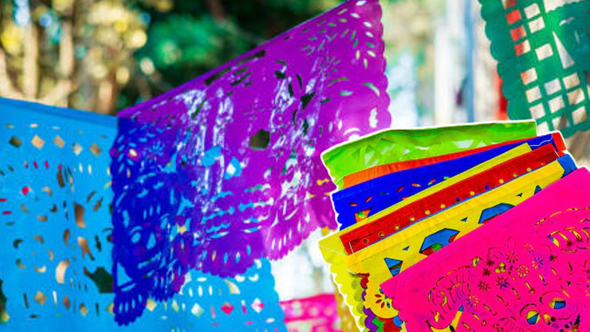 Con papel china, martillo y cinceles, artesanos de Xochimilco elaboran papel picado con símbolos únicos de diversas festividades mexicanas.