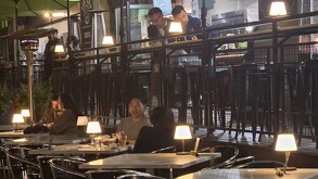 Maritza disfruta de su trabajo en un restaurante cerca del río Chicago y reconoce estar dispuesta a asumir turnos dobles, aunque con miedo de las redadas.
