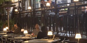 Maritza disfruta de su trabajo en un restaurante cerca del río Chicago y reconoce estar dispuesta a asumir turnos dobles, aunque con miedo de las redadas. Maritza disfruta de su trabajo en un restaurante cerca del río Chicago y reconoce estar dispuesta a asumir turnos dobles, aunque con miedo de las redadas.