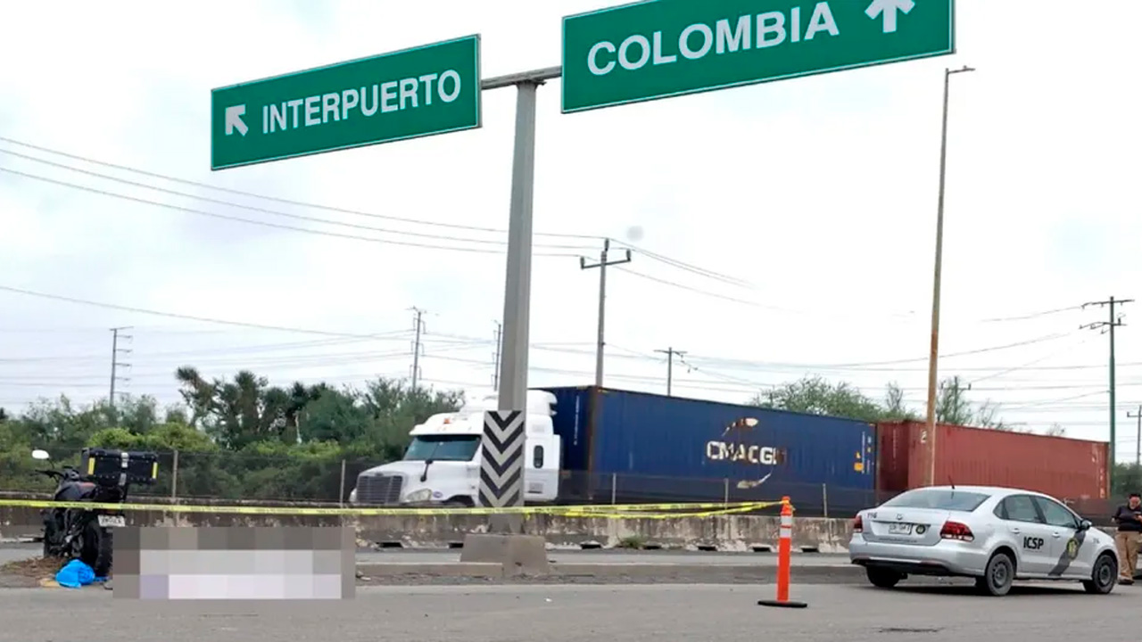 Un hombre murió tras derrapar con su motocicleta en la carretera Monterrey-Colombia, frente a Emiliano Zapata, en Salinas Victoria. Peritos investigan las causa