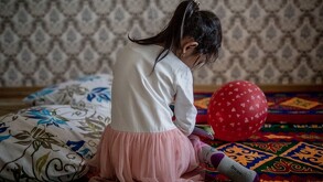 Imagen ilustrativa de un niña víctima de abuso en México compartida por Unicef