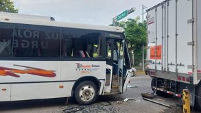un autobús accidentado y un tráiler