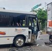 un autobús accidentado y un tráiler un autobús accidentado y un tráiler