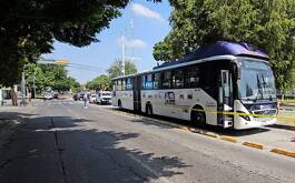 Unidad de Macrobús detenida en Calzada Independencia