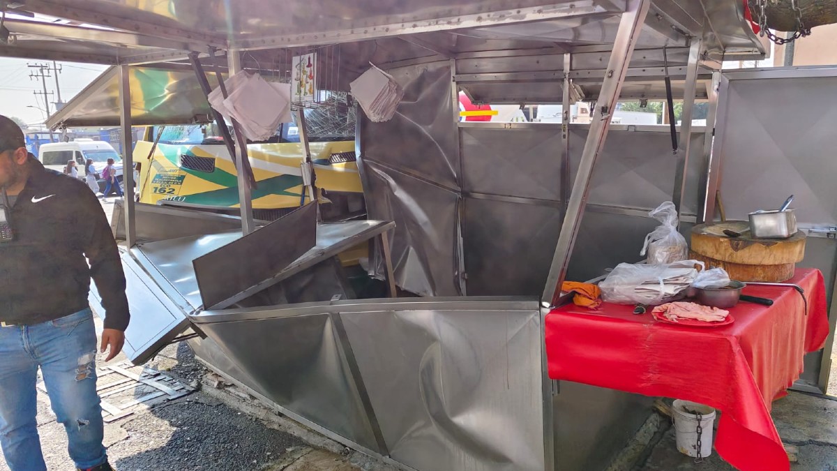El puesto de comida que fue impactado por dos camiones en la GAM quedó totalmente destruído. El puesto de comida que fue impactado por dos camiones en la GAM quedó totalmente destruído.