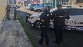 Policía en escena del crimen en calles de Puebla capital.