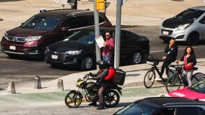 Circulación de autos y bicicletas en Paseo de la Reforma CdMx