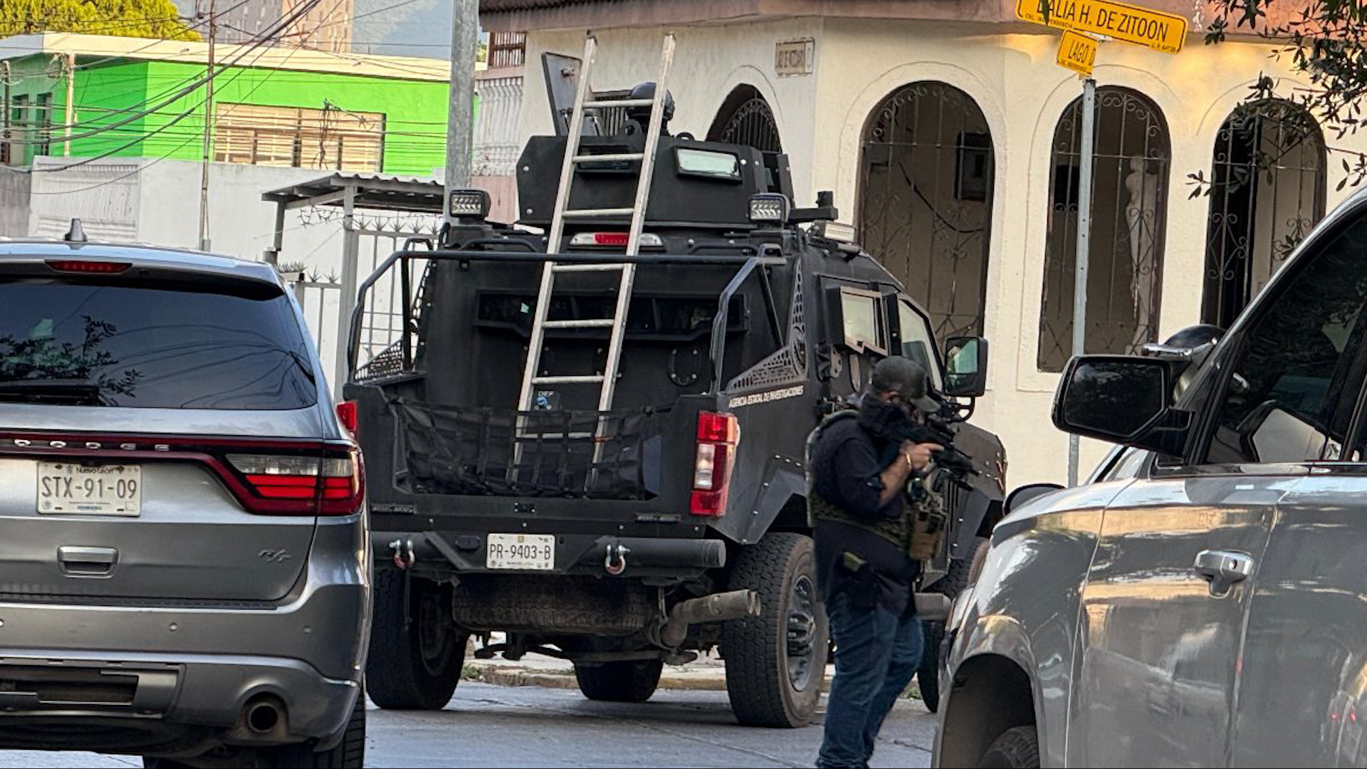 Elementos de la Agencia Estatal de Investigaciones realizan cateos en varios domicilios de la colonia Independencia, Monterrey, por presunto narcomenudeo.