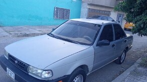Se trata de un vehículo modelo 2002 con placas del estado de Durango, en color gris y cofre en el mismo tono, pero mate.