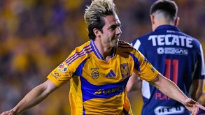 El mediocampista mexicano festejando un gol a Rayados durante el Torneo Clausura 2025.