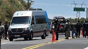 Carretera con autos y elementos del Ejército mexicano.