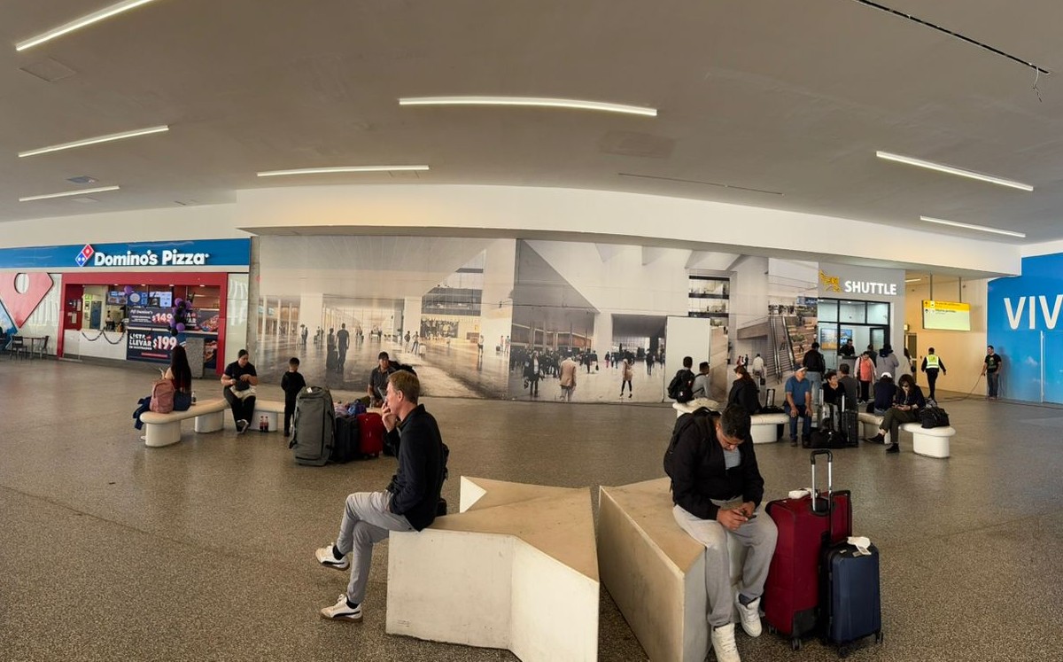 Personas esperando en el Aeropuerto Internacional de Guadalajara Personas esperando en el Aeropuerto Internacional de Guadalajara