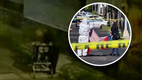 Peritos revisando cuerpo de una mujer abandonada en la colonia El Carmen de Puebla.