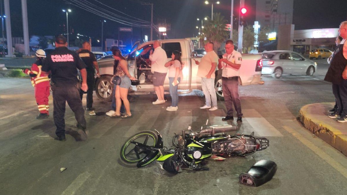 En la imagen se puede ver una motocicleta destruída tras un fuerte choque en Torreón, la motocicleta es color verde y de fondo se ve una camioneta color gris. En la imagen se puede ver una motocicleta destruída tras un fuerte choque en Torreón, la motocicleta es color verde y de fondo se ve una camioneta color gris.