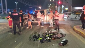 En la imagen se puede ver una motocicleta destruída tras un fuerte choque en Torreón, la motocicleta es color verde y de fondo se ve una camioneta color gris.