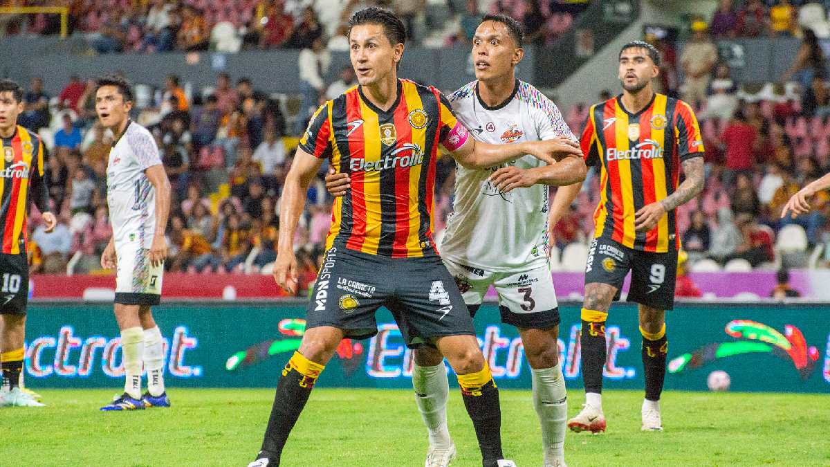 Arturo Ledesma disputando un balón en tiro de esquina contra Adrián Justo en un partido de Expansión MX. Arturo Ledesma disputando un balón en tiro de esquina contra Adrián Justo en un partido de Expansión MX.