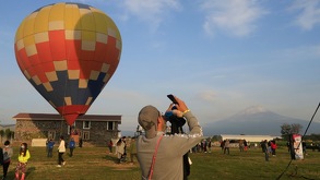 Persona tomando una fotografía a un globo gigante en Atlixco, Puebla.