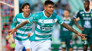 Bruno Amione marcó un doblete ante León