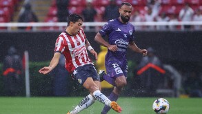 Omar Govea disputando un balón en la última visita de Mazatlán a Chivas.