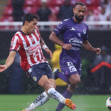 Omar Govea disputando un balón en la última visita de Mazatlán a Chivas.