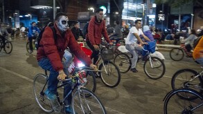 Personas circulando en bicicletas por Paseo de la Reforma durante Paseo Nocturno de Día de Muertos