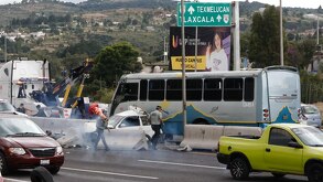 Accidente y humo en una carretera de Puebla.