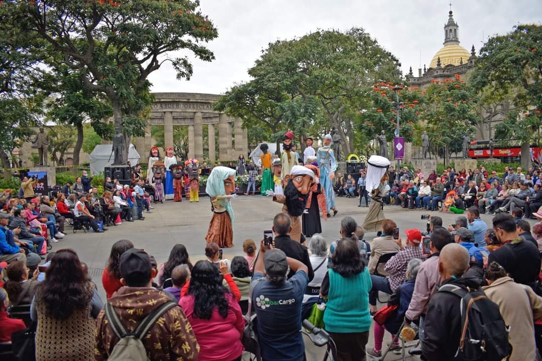 Teatro La Coperacha en Guadalajara haciendo función en la calle Teatro La Coperacha en Guadalajara haciendo función en la calle