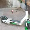 El hombre estaba dañando el scooter con una piedra El hombre estaba dañando el scooter con una piedra