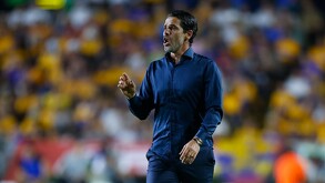 Fernando Gago, desesperado durante el encuentro en el que su equipo, el Necaxa, perdió contra los Tigres de la UANL.