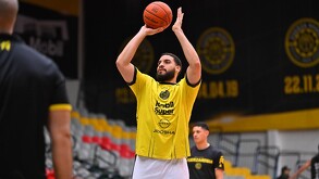 Joshua Ibarra, jugador de Fuerza Regia, calentando previo a la serie entre Fuerza Regia y Panteras de Aguascalientes en temporada regular.