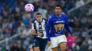 Germán Berterame y Ángel Azuaje disputando un balón en el partido entre Pumas y Rayados por la jornada 13.