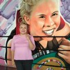 Una mujer en playera rosa posa frente a un mural de boxeo vibrante que muestra a una campeona sonriente con un cinturón. Se aprecian las cuerdas y esquinas Una mujer en playera rosa posa frente a un mural de boxeo vibrante que muestra a una campeona sonriente con un cinturón. Se aprecian las cuerdas y esquinas