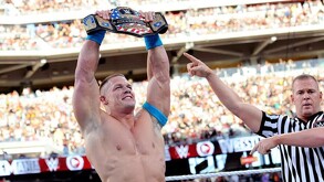 John Cena levantando el Campeonato de los Estados Unidos luego de derrotar a Rusev en Wrestlemania 31.