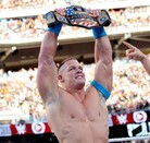 John Cena levantando el Campeonato de los Estados Unidos luego de derrotar a Rusev en Wrestlemania 31.