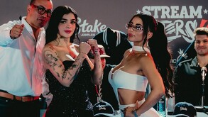 Karely Ruiz y Karina García posando para la cámara un día antes del combate en el que se enfrentaron en Stream Fighters 4.
