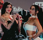 Karely Ruiz y Karina García posando para la cámara un día antes del combate en el que se enfrentaron en Stream Fighters 4.