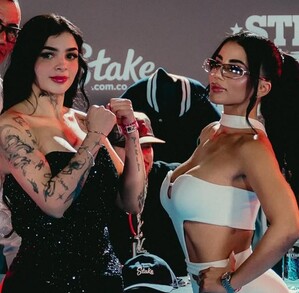 Karely Ruiz y Karina García posando para la cámara un día antes del combate en el que se enfrentaron en Stream Fighters 4.
