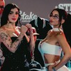 Karely Ruiz y Karina García posando para la cámara un día antes del combate en el que se enfrentaron en Stream Fighters 4. Karely Ruiz y Karina García posando para la cámara un día antes del combate en el que se enfrentaron en Stream Fighters 4.