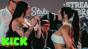 Karely Ruiz y Karina García encarándose en la ceremonia de pesaje de Stream Fighters 4.