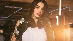 Karely Ruiz posando para la cámara en uno de sus entrenamientos para Stream Fighters 4.