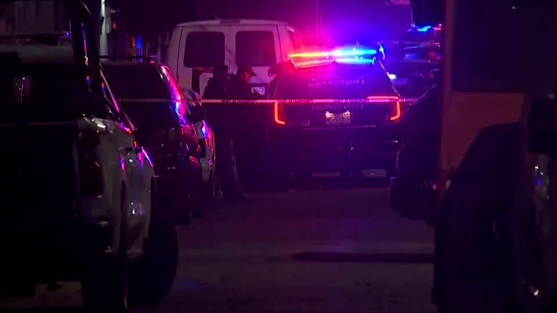Reportes policiales indican que la víctima fue atacada en repetidas ocasiones por un sujeto que huyó, vecinos contactaron al 911.