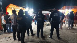 En la imagen aparecen elementos de seguridad en medio de la riña en San Pedro.