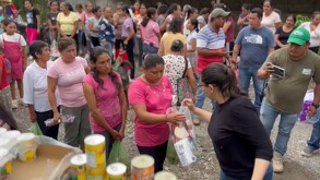 Personas recibiendo víveres en Tlaxco, Puebla tras intensas lluvias en la Sierra Norte en 2025.