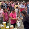 Personas recibiendo víveres en Tlaxco, Puebla tras intensas lluvias en la Sierra Norte en 2025.
