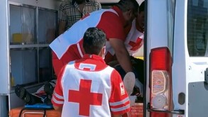 Paramédicos de la Cruz Roja llegaron a atender a una pareja accidentada camino a parras