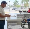Imagen ilustrativa de un hombre tramitando el permiso para circular sin placas en Jalisco generada con Gemini IA Imagen ilustrativa de un hombre tramitando el permiso para circular sin placas en Jalisco generada con Gemini IA