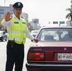 Agente de tránsito deteniendo a coche con placas antiguas de Jalisco Agente de tránsito deteniendo a coche con placas antiguas de Jalisco