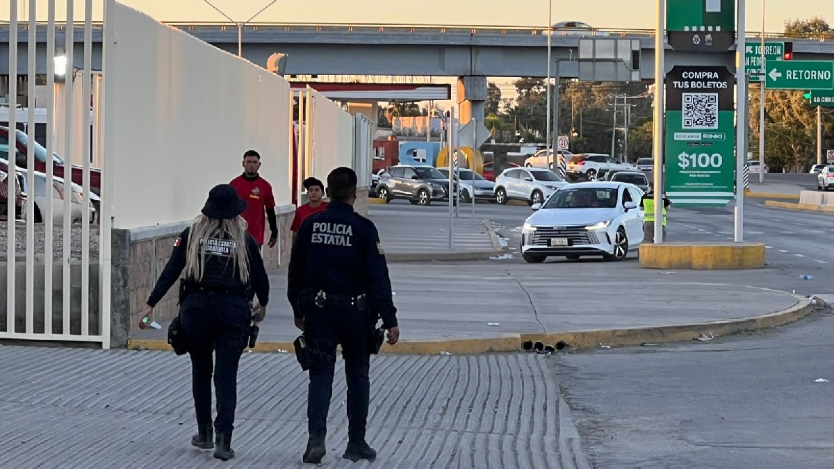 Policías realizando vigilancia a las afueras del TSM Policías realizando vigilancia a las afueras del TSM